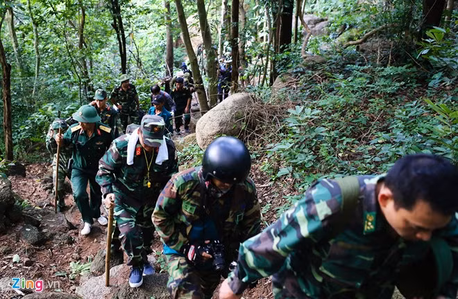 "Trưa 19/10, chúng tôi tiếp cận được khu vực máy bay rơi ở điểm cao gần 500 m so với mực nước biển. Tuy nhiên, khu vực này có sương mù cản trở tầm nhìn khiến việc tìm kiếm vô cùng khó khăn", một cán bộ nói. Để thuận lợi cho công tác cứu hộ, ban chỉ huy thiết lập lán trại ở cao điểm này để làm trạm chỉ huy.