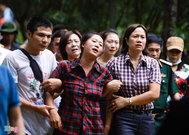 Biết tin người thân mất, người nhà các phi công òa khóc trong đau đớn. Trong ảnh: Chị gái trung úy Đặng Đình Duy khóc than gọi tên em.