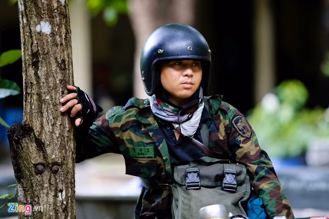 Anh Vũ Hào Quang (ngụ xã Hắc Dịch, Tân Thành) một trong những người tìm thấy máy bay nói: "Khu vực có tổ ong nên sáng sớm đoàn tìm kiếm không thể tiếp cận. Đến trưa, lực lượng quay lại thì phát hiện nhiều mảnh vỡ trực thăng và thi thể ba phi công".