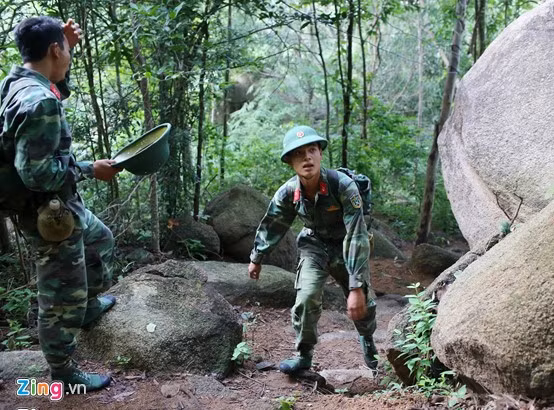 Theo thượng tá Trần Văn Cư, Chỉ huy trưởng Ban Chỉ huy Quân sự huyện Tân Thành, lực lượng tìm kiếm chia thành 4 mũi để tiếp cận hiện trường. Trong đó bao gồm hướng Châu Pha, chùa Kim Liên, Núi Trọc và Cầu Sập. Rừng rậm rạp, hiểm trở trong khi thời tiết bất lợi khiến công tác tìm kiếm gặp nhiều khó khăn.