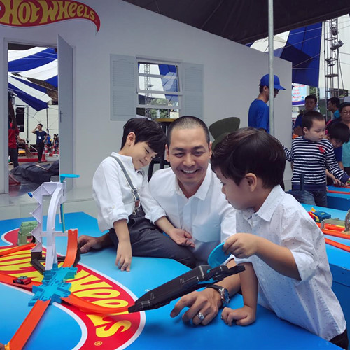 Phan Anh còn chứng tỏ là ông bố đảm khi có thể chăm sóc, vui chơi và dạy dỗ ba con.