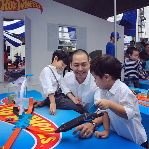 Phan Anh còn chứng tỏ là ông bố đảm khi có thể chăm sóc, vui chơi và dạy dỗ ba con.