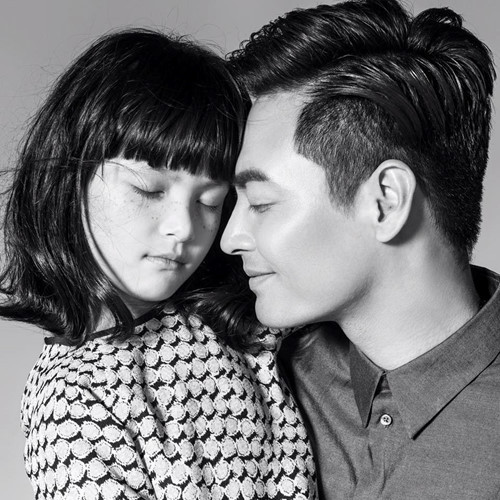 Khoảnh khắc ngọt ngào giữa cha và con gái.