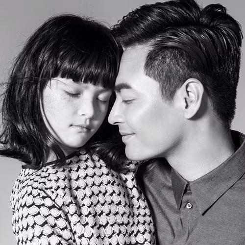 Khoảnh khắc ngọt ngào giữa cha và con gái.