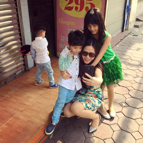 Vợ Phan Anh rất ủng hộ chồng trong các hoạt động xã hội. Chị sẵn sàng rút ngắn chuyến công tác tại nước ngoài để cùng chồng thực hiện những kế hoạch hỗ trợ đồng bào miền Trung trong bão lũ.