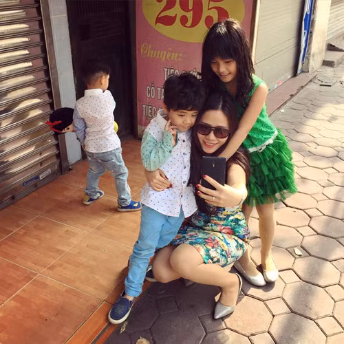 Vợ Phan Anh rất ủng hộ chồng trong các hoạt động xã hội. Chị sẵn sàng rút ngắn chuyến công tác tại nước ngoài để cùng chồng thực hiện những kế hoạch hỗ trợ đồng bào miền Trung trong bão lũ.