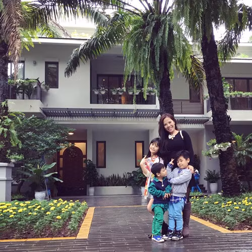 Vợ đẹp và ba con xinh như thiên thần của MC Phan Anh.