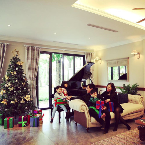 Vợ của Phan Anh trước đây làm trong lĩnh vực ngân hàng. Tuy nhiên, chị đã nghỉ việc để cùng chồng làm công việc kinh doanh.