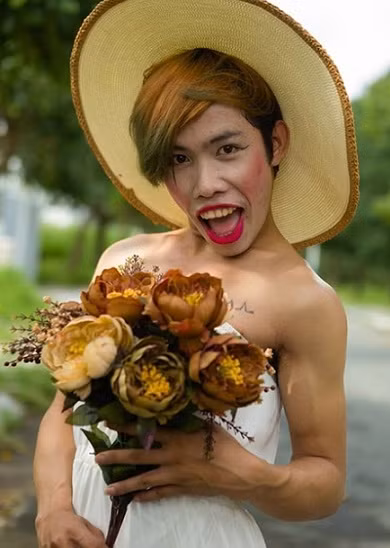 Mặc dù đã biết những việc Tùng Sơn đã làm nhưng cả gia đình không ai giận dữ hay trách móc mà ngược lại mọi người luôn coi Tùng Sơn là cậu con trai ngoan ngoãn, hiền lành. Gia đình nhà Tùng Sơn rất nghèo nên Sơn chỉ được ăn học đến lớp 9 và phụ giúp bố mẹ làm ruộng. Gia đình Tùng Sơn rất buồn vì con trai bị người ta chửi bới, chê bai vì ban đầu với họ những hành động của Tùng Sơn chỉ là để vui đùa, không hề có mục đích gì.