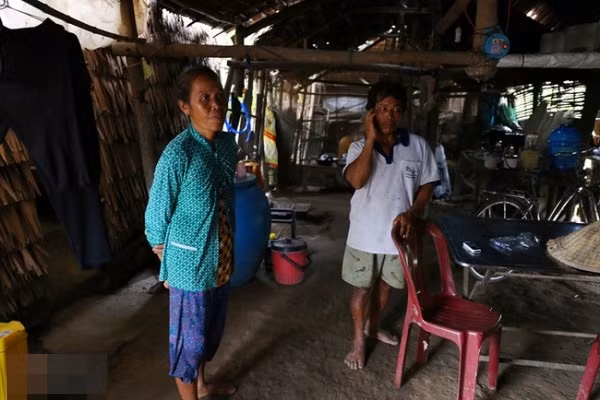 Bố của Tùng Sơn là ông Sơn Mươn, 42 tuổi. Mặc dù tuổi không quá lớn nhưng ông Mươn có vẻ ngoài khắc khổ, già hơn so với lứa tuổi. Vì con trai đã lên Sài Gòn nên ông Mươn đã bỏ hết công việc đồng áng có thể tìm mọi cách biết thông tin về con. Mẹ của Tùng Sơn với vẻ mặt khắc khổ cũng không giấu nổi nỗi lo lắng, nhọc nhằn vì không biết con trai hiện đang sống như thế nào. Ông Mươn cho biết, mấy ngày nay gia đình ông không liên lạc được với con. Mấy lần Tùng Sơn gọi về nhà chỉ nói vài câu hỏi thăm rồi cúp máy luôn.