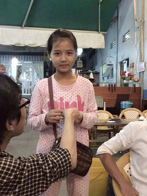 Trước đó không lâu, nhiều cư dân mạng cũng đã phải xao xuyến trước vẻ thiên thần của một bé gái bán vé số ở Sài Gòn. Những bức ảnh ghi lại khoảnh khắc đáng yêu của bé với gương mặt xinh xắn, da trắng và đôi mắt biết nói được chia sẻ nhiệt tình. Chỉ sau vài giờ đồng hồ, bức ảnh này đã nhận được hàng chục ngàn lượt like và hàng ngàn bình luận ngợi khen gương mặt đáng yêu của bé.