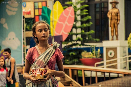 Tháng 5/2016, nhiếp ảnh gia Topher Quinto Burgos đã vô tình chụp lại được hình ảnh của Rita Gaviola, 13 tuổi, đang ăn xin tại lễ hội Pahiyas ở thị trấn Lucban, tỉnh Quezon, Philippines. Ngay sau khi bức ảnh này được lan truyền trên mạng, Rita Gaviola đã trở thành một hiện tượng mạng xã hội. Làn da nâu nổi bật, gò má cao, đôi mắt có hồn chính là những đặc điểm mà mọi người ấn tượng khi nhìn thấy bức ảnh của Rita Gaviola. Gaviola được cư dân mạng đặt biệt danh là "Thiếu nữ Badjao".