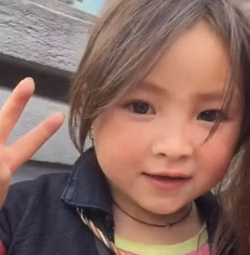 “Bé quá xinh đến nỗi mình run không biết nói gì khi quay clip với em. Mình chỉ biết bé tên là Chi”, T.M kể lại.