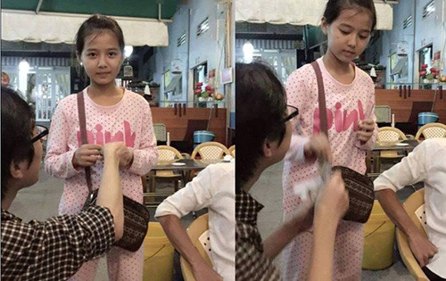 Theo thông tin của người đăng tải, em bé này khoảng 7 tuổi thường hay đi bán vé số tại các quận Bình Thạnh và Tân Phú ở TP HCM. Mặc dù còn nhỏ tuổi, nhưng cô bé rất ngoan ngoãn, ăn nói có duyên nên bán được đắt hàng. Nhiều người thấy cô bé xinh xắn, dễ thương còn xin chụp hình cùng và thưởng thêm tiền nữa.