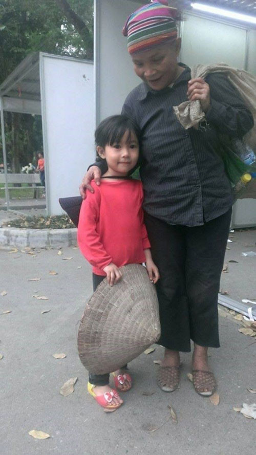 Cách đó đúng một năm, tháng 4/2015, trên các diễn đàn và mạng xã hội, xuất hiện thông tin về một bé gái nhặt rác xinh xắn với lời chia sẻ "Không nhà cửa, không chỗ ở, bé gái này ngày đi nhặt rác, đêm cùng bà về ngủ ở chùa Liên Phái, Bạch Mai. Tôi chỉ gặp thoáng thôi, chẳng biết tên tuổi, nhưng thấy rõ bé ngoan lắm. Bé đi từng bước theo bà, đứng lặng một chỗ ôm cái nón rách cho bà, chờ bà bới rác rồi nhặt nhạnh, không nghịch ngợm... Tôi chẳng có nhiều tiền trong túi cho em, chỉ cho em được chục nghìn bạc lẻ trong người, nhưng thấy bé tội nghiệp đến sợ. Lang bạt, khổ cực thế, mà sao nhìn bé đẹp giản dị, long lanh.". Ngay lập tức, hình ảnh của cô bé đã nhanh chóng được lan truyền và thu hút sự chú ý của cộng đồng mạng. Nhiều người tỏ ra thương cảm với cô bé còn ít tuổi mà đã phải sống lang thang nơi vỉa hè.
