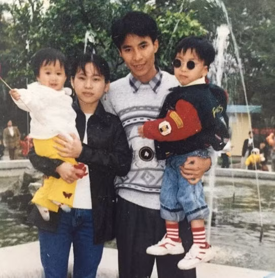 Ảnh gia đình cũng được chàng trai công khai lên Facebook.