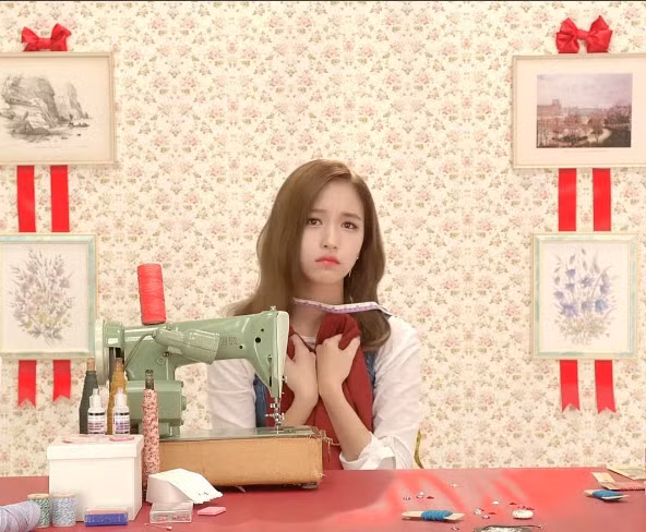  Mina Myoui “Thiên nga đen” của công ty giải trí JYP sinh ra ở Mỹ và lớn lên ở Nhật. Bố cô là giáo sư khoa chỉnh hình của bệnh viện ở Osaka, Nhật. Ông cũng là thành viên kỳ cựu của một hiệp hội chỉnh hình chấn thương ở Mỹ. Nhờ xuất thân giàu có nên Mina được hưởng nhiều chế độ giáo dục tốt ngay từ nhỏ. Từ nhỏ cô được bố cho đi học múa ballet trong 11 năm. Năm 2013, trong lúc đi mua sắm với mẹ tại một trung tâm thương mại, Mina được phát hiện tài năng ca hát, vũ đạo nhờ một nhân viên trong công ty JYP. Sau đó cô được mời đi thử giọng và trở thành thực tập sinh tại JYP ở Hàn Quốc. Tháng 7 năm ngoái, Mina chính thức là thành viên thứ 9 trong nhóm Twice.