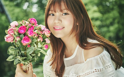  Umji Nữ ca sĩ em út nhóm G-Friend có bố là CEO của hệ thống nha sĩ nổi tiếng khắp Hàn Quốc với 40 chi nhánh rải khắp đất nước và hơn 200 nha sĩ. Còn anh trai của Umji làm trong hải quân. Với thân thế bất ngờ này, Umji khiến cư dân mạng càng chú ý hơn. Cô và các thành viên trong nhóm đang nhận được cổ vũ lớn từ fan vì chọn hướng đi tươi sáng, không scandal, không hở hang.
