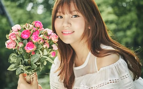  Umji Nữ ca sĩ em út nhóm G-Friend có bố là CEO của hệ thống nha sĩ nổi tiếng khắp Hàn Quốc với 40 chi nhánh rải khắp đất nước và hơn 200 nha sĩ. Còn anh trai của Umji làm trong hải quân. Với thân thế bất ngờ này, Umji khiến cư dân mạng càng chú ý hơn. Cô và các thành viên trong nhóm đang nhận được cổ vũ lớn từ fan vì chọn hướng đi tươi sáng, không scandal, không hở hang.