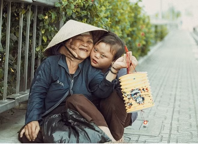 Tác phẩm "Mẹ - người bạn thân nhất" của nhiếp ảnh gia Phạm Hoàng Thân khắc họa hình ảnh bé gái nghèo, cùng chơi lồng đèn bên mẹ nhân dịp Trung thu. Bức ảnh thu hút hàng nghìn like (thích), chia sẻ từ dân mạng. Nhiều người xúc động và trân trọng khoảnh khắc giản dị, hạnh phúc của hai mẹ con. Ảnh: Phạm Hoàng Thân.