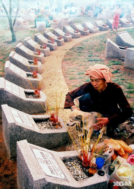 Tác phẩm “Tháng 7: Thăm con” của Huynhdungphoto được đăng trên web Xóm Nhiếp Ảnh. Với lời đề tựa: "Tháng 7, mẹ đón xe đò lên thành phố, vào nghĩa trang liệt sĩ thăm con trai", bức ảnh nhận được nhiều like (thích) và bình luận của cư dân mạng. Ảnh: Huynhdungphoto.