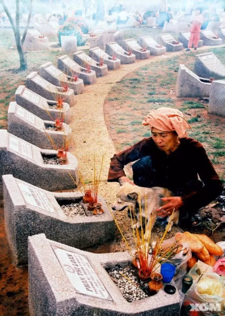 Tác phẩm “Tháng 7: Thăm con” của Huynhdungphoto được đăng trên web Xóm Nhiếp Ảnh. Với lời đề tựa: "Tháng 7, mẹ đón xe đò lên thành phố, vào nghĩa trang liệt sĩ thăm con trai", bức ảnh nhận được nhiều like (thích) và bình luận của cư dân mạng. Ảnh: Huynhdungphoto.