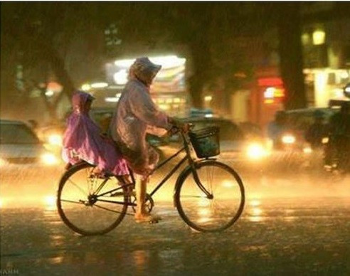 "Mẹ không có ôtô, không có xe máy, nhưng được nấp sau lưng mẹ là hạnh phúc nhất đời con", tác giả của bức ảnh chia sẻ. Ảnh: MT.