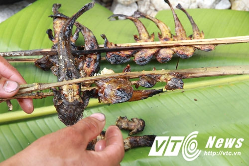 Xiên cá đắng để nướng.