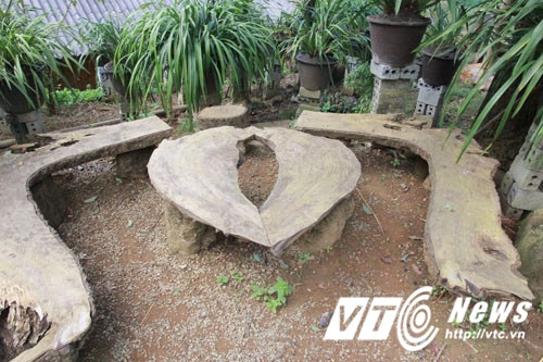 Từ trung tâm bản Sin Súi Hồ vào thác Trái Tim dài khoảng 2km. Bà con đã làm con đường mòn, xếp những bậc đá xuyên rừng rất kỳ công để nâng bước du khách.