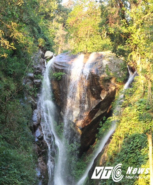 Nhưng rồi, nàng phải về trời xin phép Ngọc Hoàng thượng đế. Họ hẹn ngày gặp nhau ở chốn này. Ngọc Đế không đồng ý, sai nhốt nàng vào ngục. Đến ngày hẹn, không thấy nàng, chàng trai Mông đau khổ. Chàng xé lồng ngực, ném trái trái tim mình lên vách đá. Trái tim bỗng biến thành tảng đá.