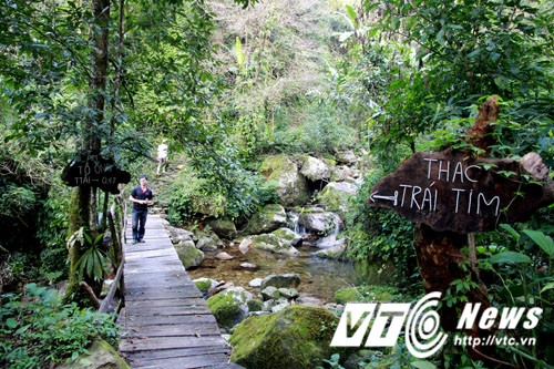 Nhưng rồi, một hôm chàng trai trở về. Tin chàng tử trận chỉ là tin đồn. Chàng buồn, nên cũng đến đó khóc lóc kêu gào. Chàng chết, biến thành tảng đá hình trái tim. Ngọn thác và tảng đá quấn quýt bên nhau, minh chứng cho tình yêu chung thủy. Còn có một phiên bản khác về thác nước tuyệt đẹp này. Chuyện rằng, nàng tiên xuống suối tắm, gặp chàng trai Mông và họ yêu nhau, không nỡ rời bước.