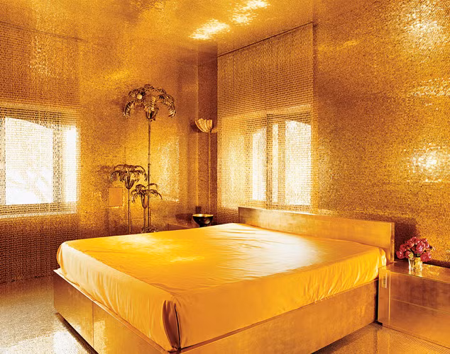 Phòng ngủ màu vàng xa hoa mà chỉ có những nhà thiết kế với ý tưởng đột phá như Dolce và Gabbana mới dám... sử dụng.