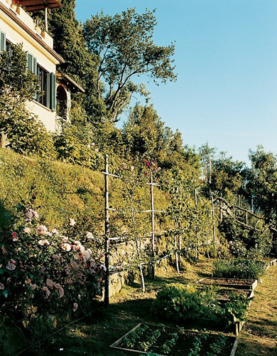 Dolce có một nỗi ám ảnh khi muốn... thay đổi nội thất và trang trí lại biệt thự cứ 6 tháng 1 lần, như thời gian ra mắt những bộ sưu tập thời trang.