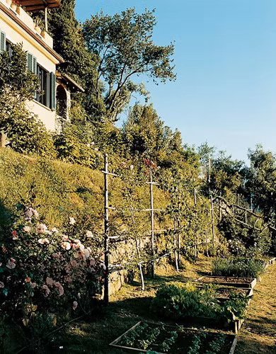 Dolce có một nỗi ám ảnh khi muốn... thay đổi nội thất và trang trí lại biệt thự cứ 6 tháng 1 lần, như thời gian ra mắt những bộ sưu tập thời trang.