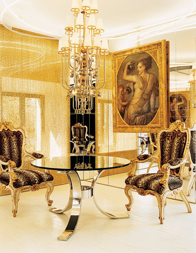 Biệt thự do KTS người Anh David Chipperfield thiết kế nhưng lại mang nhiều hơi hướng xa hoa, quyền quý và lãng mạn của nước Italy.