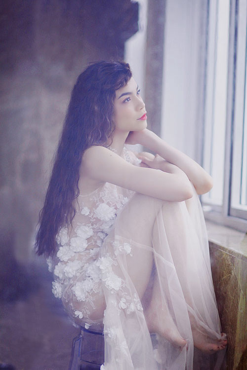 Hà Hồ mỏng manh, cuốn hút....