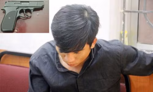 Đối tượng Dũng cùng tang vật.