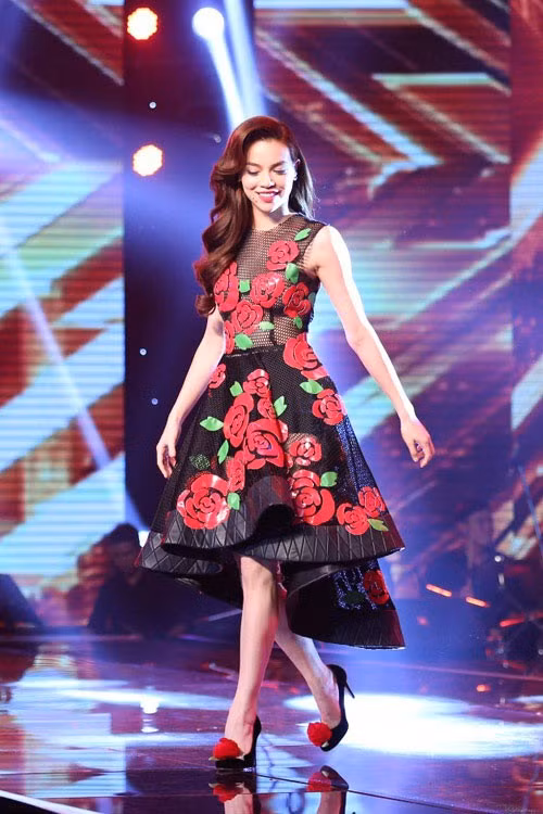 Hà Hồ lăng xê tối đa thời trang xuyên thấu tại sân chơi Nhân tố bí ẩn - The X-Factor.