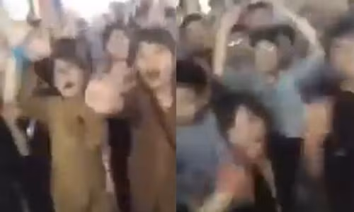 Nhiều bạn trẻ trong trang phục áo Phật tử mở nhạc ầm ĩ và nhảy múa trong khuôn viên một ngôi chùa. (Ảnh cắt từ clip)