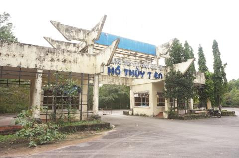 Trung tâm vui chơi - giải trí hồ Thủy Tiên bị bỏ hoang từ nhiều năm.