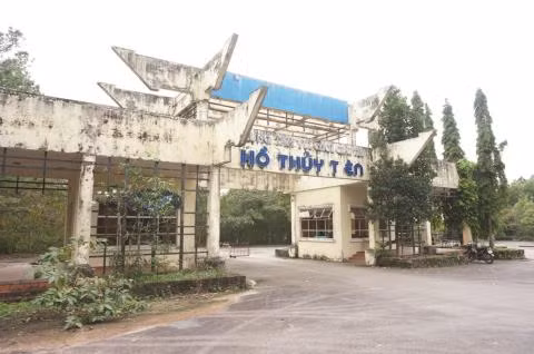 Trung tâm vui chơi - giải trí hồ Thủy Tiên bị bỏ hoang từ nhiều năm.