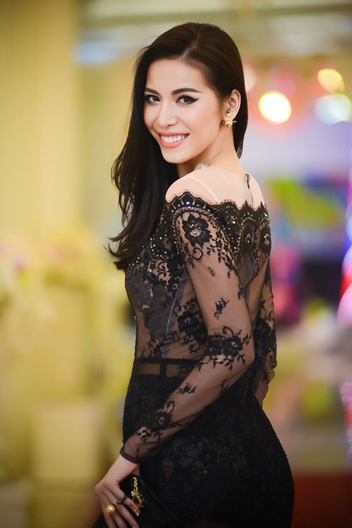 Sở hữu vóc dáng "đồng hồ cát" với ba vòng cân đối cùng khuôn mặt cá tính, siêu mẫu Minh Tú hiện đang là một trong những chân dài đang được chú ý của làng mẫu Việt. Vẻ đẹp rất "Tây" với khuôn miệng rộng, làn da nâu bóng giòn của Minh Tú hiện đang được đông đảo công chúng ưa chuộng.