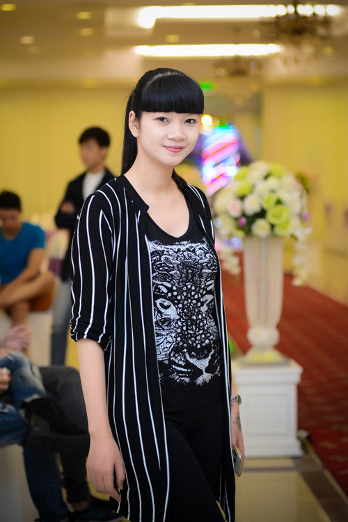 Vừa sinh con chưa đầy 1 tháng, siêu mẫu Hạ Vy cũng có mặt tham gia chương trình.