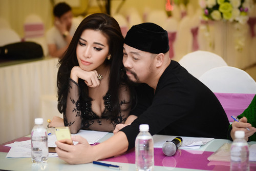 NTK Đức Hùng - người từng phát hiện rất nhiều nhan sắc đăng quang Hoa hậu, Á hậu như Vi Thị Đông, Thu Thủy... mới nhất là Á hậu Hoàn vũ 2015 Ngô Trà My - cũng khó cưỡng lại sức hút "mê hoặc" của chân dài 9X trong bộ váy mong manh.