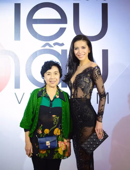 2 giám khảo của buổi sơ tuyển là tiến sĩ Nhân trắc học Thẩm Hoàng Điệp và siêu mẫu Minh Tú.