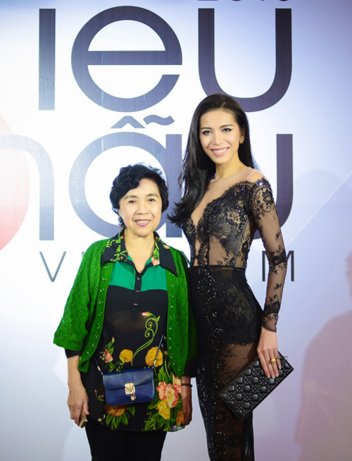 2 giám khảo của buổi sơ tuyển là tiến sĩ Nhân trắc học Thẩm Hoàng Điệp và siêu mẫu Minh Tú.