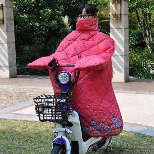 Chiếc áo khoác chăn bông này được quảng bá là sản phẩm dùng để tránh rét khi đi đường, với kỹ thuật chần bông khá giống cách may chăn. Thiết kế lùng bùng che kín từ đầu đến tay, chân như áo mưa, vừa giống tạp dề làm bếp khiến không ít cư dân mạng phải bật cười. Áo có nhiều màu sắc khá tươi sáng như tím, đỏ, xanh…