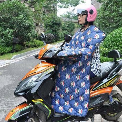 Chỉ có một số rất ít ý kiến cho rằng chiếc áo này được thiết kế hợp lý cho tiết trời “thấu xương” ở Hà Nội hay có ý định mua về để dùng kết hợp thay cho tạp dề và găng tay làm bếp. Bên cạnh đó, cũng có nhiều bạn trẻ suy nghĩ khá nghiêm túc và phản đối việc quảng bá, kinh doanh những mặt hàng tương tự vì trang phục quá rườm rà này dễ trở thành tác nhân gây tai nạn giao thông trên phố.