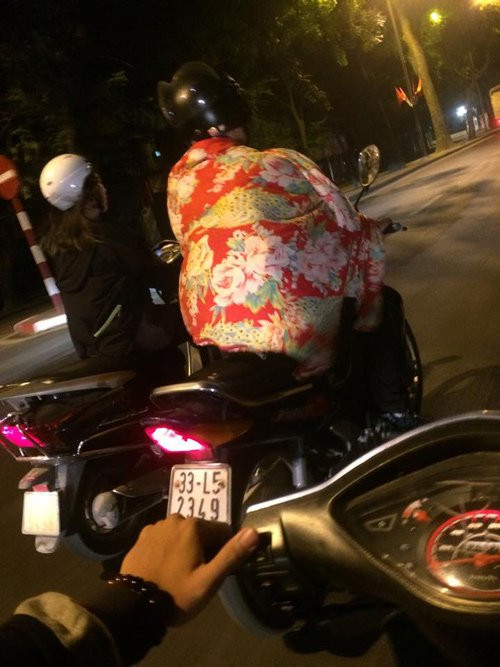 Chỉ có một số ít ủng hộ cho rằng thà mặc một chiếc sao được thiết kế giống với chăn bông còn hơn cuốn hẳn... chăn con công ra phố như thế này.