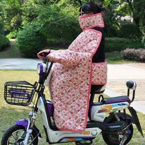 Theo thông tin từ một số bạn từng học tập ở nước ngoài, chiếc áo khoác này được bán khá nhiều ở Trung Quốc, Nhật Bản - nơi có mùa đông lạnh giá và nhiệt độ dưới 0 độ C với mức giá khoảng 250 ngàn đồng. Ở Việt Nam, sản phẩm khá lạ mắt này mới nhen nhóm du nhập nhưng đã ngay lập tức thu hút sự chú ý của dư luận.